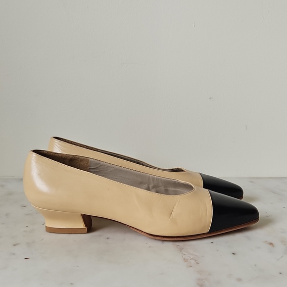 CHANEL: Classic Vintage two tone block heels - Picture 4 of 8